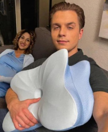 Michael Johnson customer review about the Derila Ergo pillow providing better neck support while sleeping