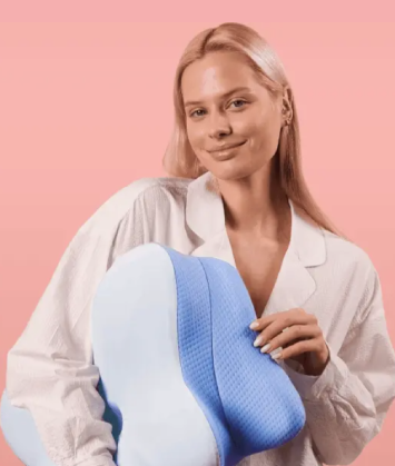 Sarah Thompson sharing her review of the Derila Ergo pillow helping relieve neck pain and improve sleep quality